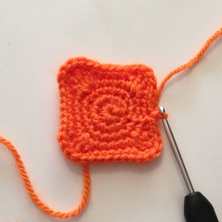 The clusters of dc, tr and dtr stitches at the corners give a neat right angle The clusters of dc, tr and dtr stitches at the corners give a neat right angle